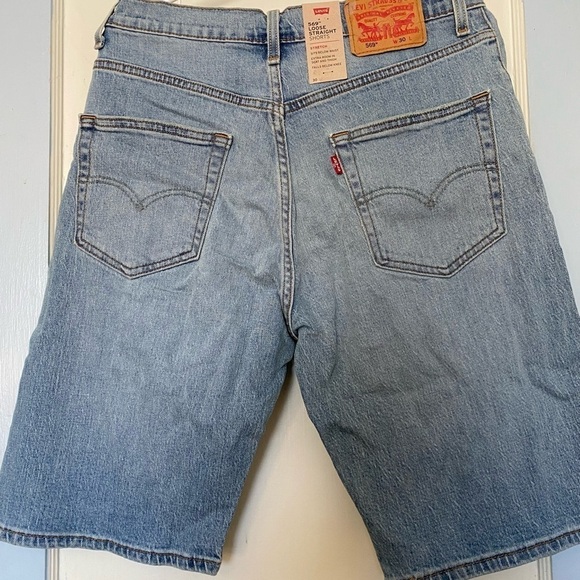 NWT- Levi's 569TM Loose Straight Shorts. Cut low- Waist - 30 - Picture 2 of 8